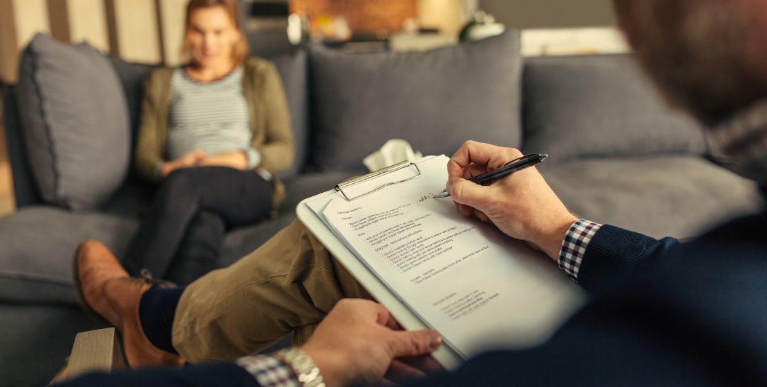 Heilpraktiker für Psychotherapie macht sich Notizen in seiner Sitzung