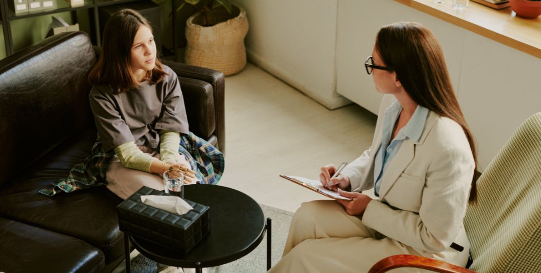 Heilpraktikerin für Psychotherapie in Sitzung mit Kind