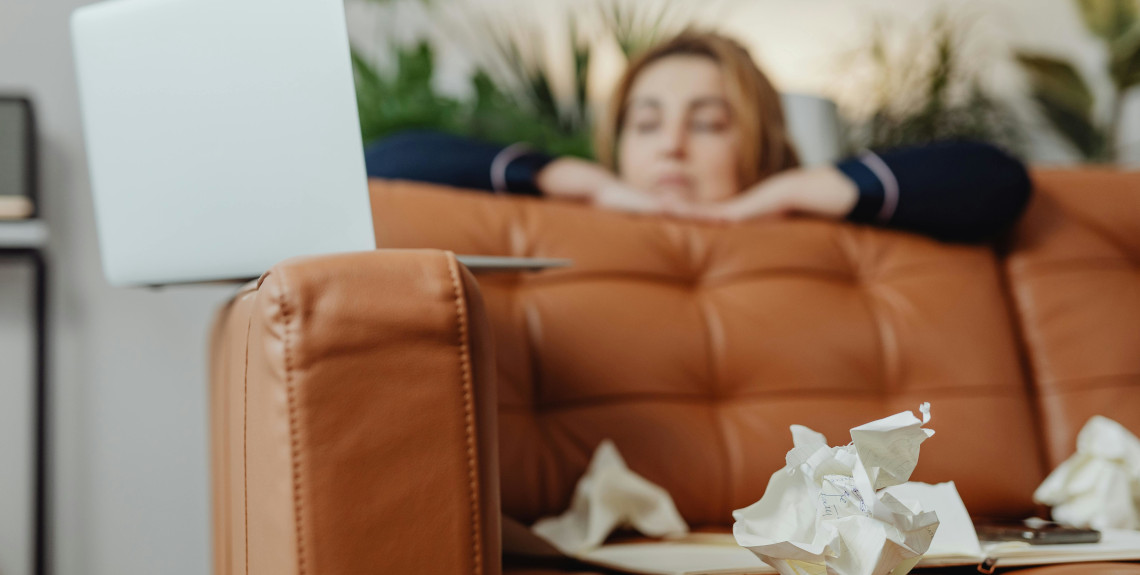 Frau ist überfordert von ihren To Do's Frau ist überfordert von ihren To Do's