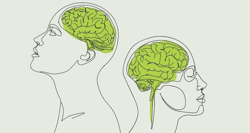 Frau sitzt mit ihrem Team in einem Meeting