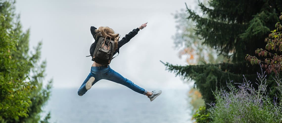 Frau springt glücklich in die Luft