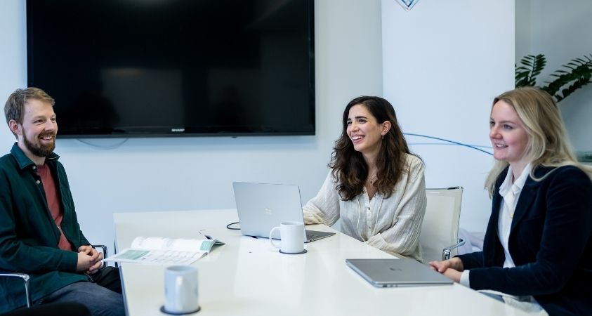 Mitarbeitende beim Teammeeting