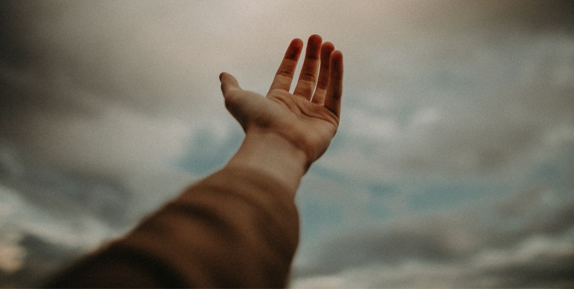 Foto einer Hand die in die Weite gestreckt ist Foto einer Hand die in die Weite gestreckt ist