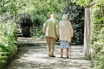 Sicher auf den Beinen: Effektive Strategien zur Sturzprophylaxe