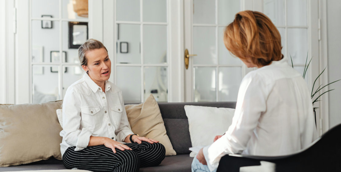 Suchtberaterin in einer Beratungssituation