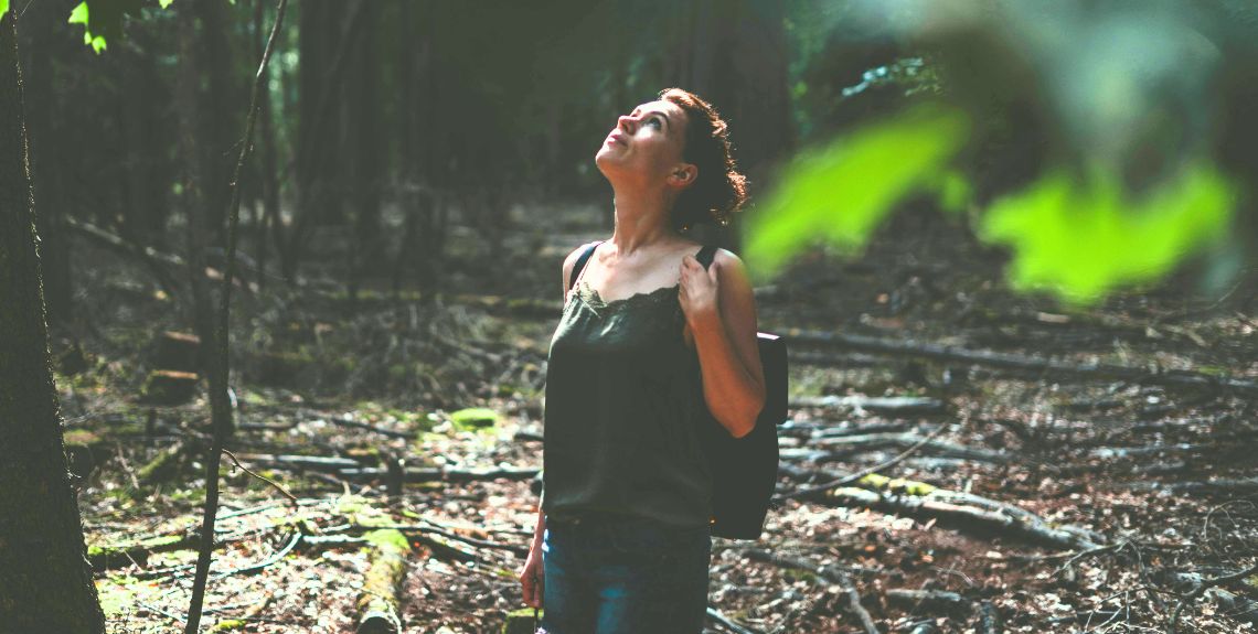 Eine Frau beim Waldbaden
