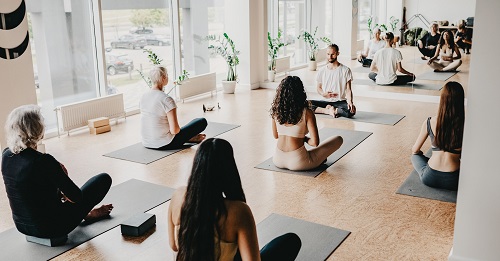 Gruppe, die gemeinsam Yoga praktiziert